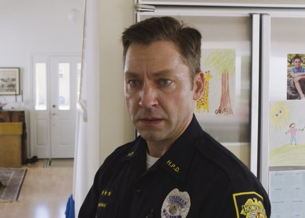 Oliver (Michael Weston) qui est responsable du meurtre de deux touristes est vêtu d'un uniforme de police du HPD.