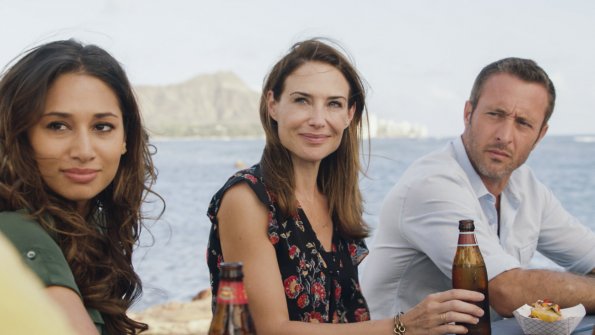 Tani (Meaghan Rath), Alicia (Claire Forlani) et Steve (Alex O'Loughlin) se trouvent au camion de crevettes avec une bière à la main.