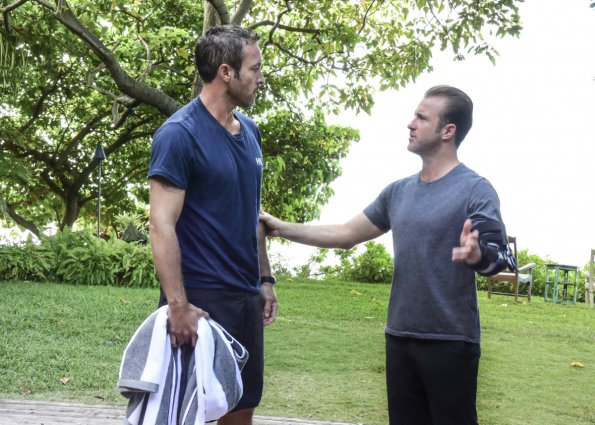 Danny (Scott Caan) fait signe à son partenaire, McGarrett (Alex O'Loughlin) d'aller à l'intérieur de la maison afin de lui dire quelque chose d'important.