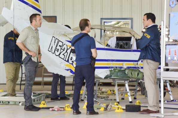 Steve McGarrett et Danny Williams sont avec l'agent Callahan (Ricardo Chavira) face à l'avion qui s'est écrasé.