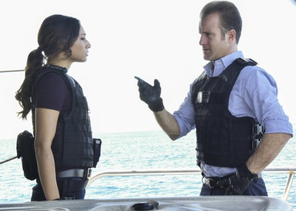 Sur le yacht abandonné, Danny (Scott Caan) discute avec Tani (Meaghan Rath).
