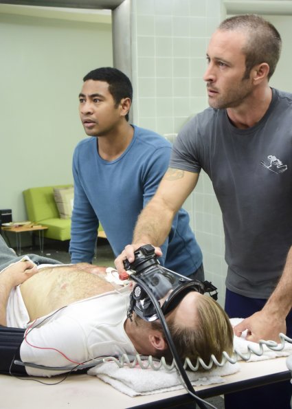 Steve McGarrett (Alex O'Loughlin) maintient un masque à oxygène sur le visage de Danny (Scott Caan) qui est dans un état critique. 