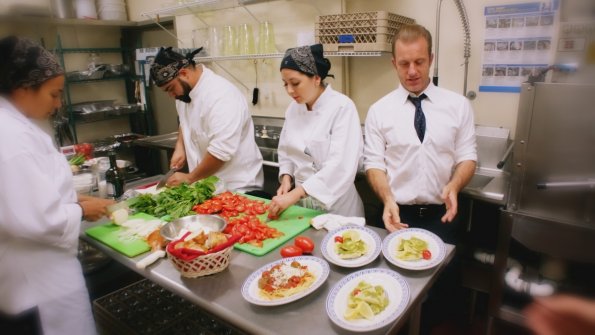 Danny Williams (Scott Caan) supervise ses employés en cuisine.