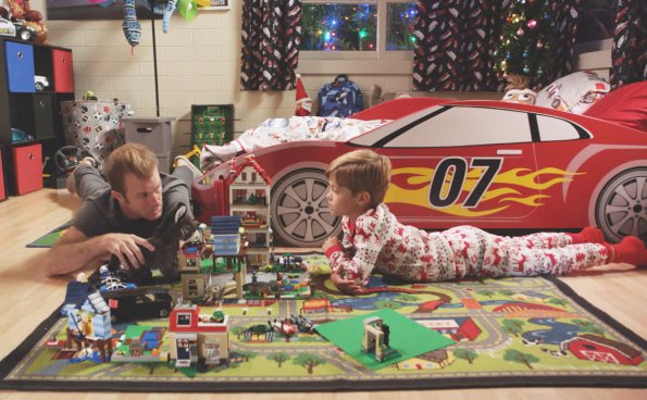 Danny (Scott Caan) est avec son fils, Charlie (Zach Sulzbach) et il joue avec lui dans sa chambre.