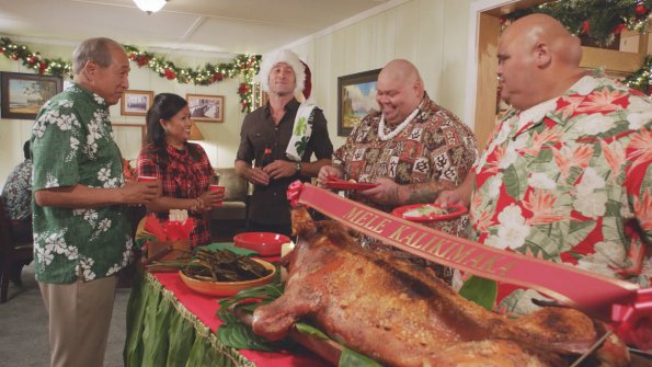Duke, Noelani (Kimee Balmilero), McGarrett, Flippa (Shawn Mokuahi Garnett) et Kamekona sont réunis autour d'une table afin de fêter Noël et déguster un bon repas.