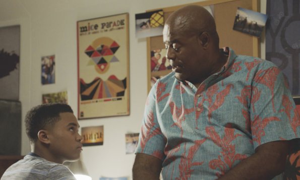 Grover (Chi McBride) est en pleine conversation avec son fils, Will (Chosen Jacobs).