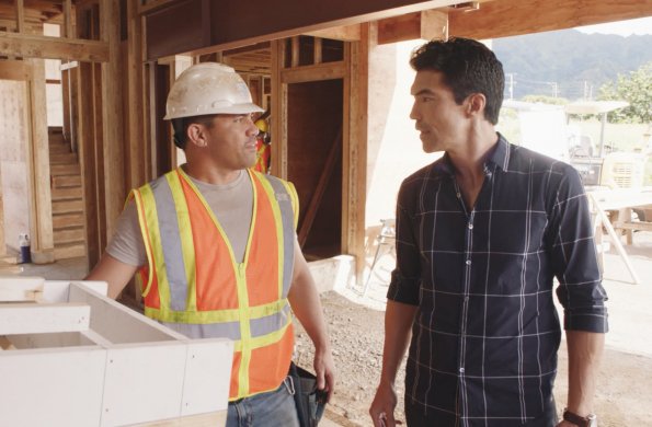 Adam (Ian Anthony Dale) discute avec l'un des ouvriers.
