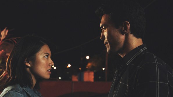 En pleine nuit, Jessie (Christine Ko) conclut un marché avec Adam (Ian Anthony Dale).