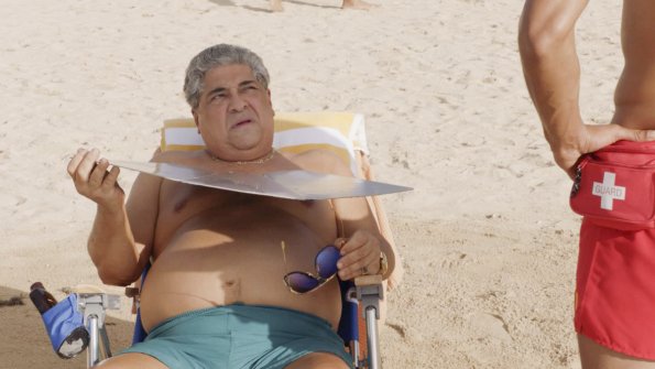 Alors que Vito (Vincent Pastore) est tranquillement assis sur un transat à la plage, un sauveteur vient à sa rencontre.