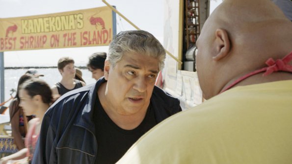 Au camion de crevettes, Vito (Vincent Pastore) vient demander de l'aide à Kamekona (Taylor Wily).
