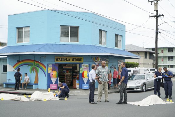 Danny (Scott Caan), Grover (Chi McBride) et Steve (Alex O'Loughlin) sont sur le lieu d'une scène de crime devant une petite épicerie.