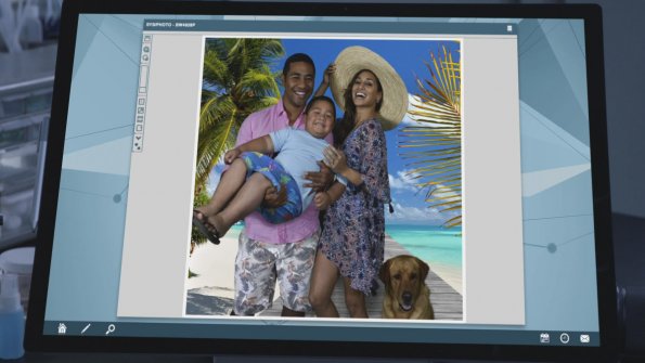 Une photo de famille pour Tani et Junior afin de rendre leur couverture plus crédible.