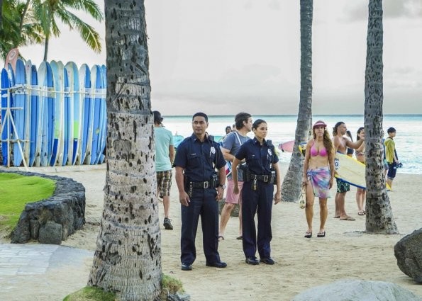 Tani Rey & Junior Reigns en uniforme de police sur la plage !