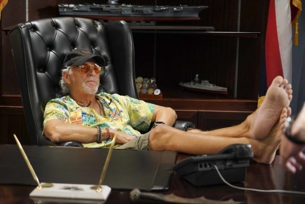 Frank Bama (Jimmy Buffett) est de retour ! Il est confortablement assis sur le fauteuil de McGarrett, les pieds sur le bureau.