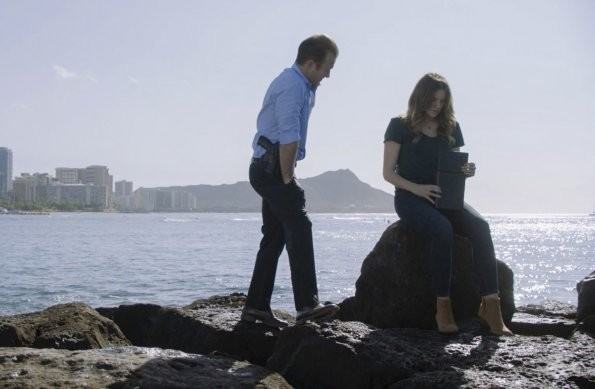 Au bord de l'océan, Danny discute toujours avec la même femme qui tient dans ses mains une urne funéraire.