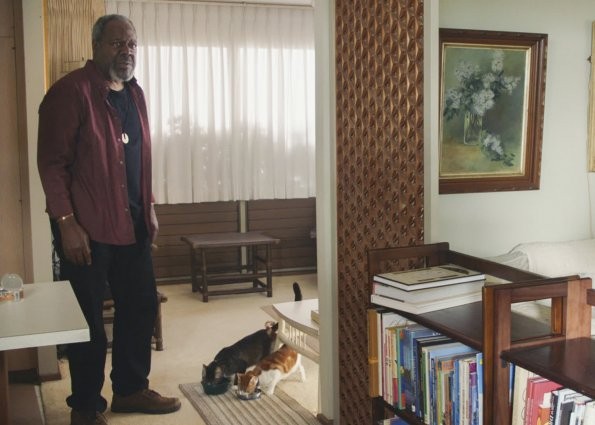 Leroy (Frankie Faison) vient de donner de la nourriture à ses deux chats.