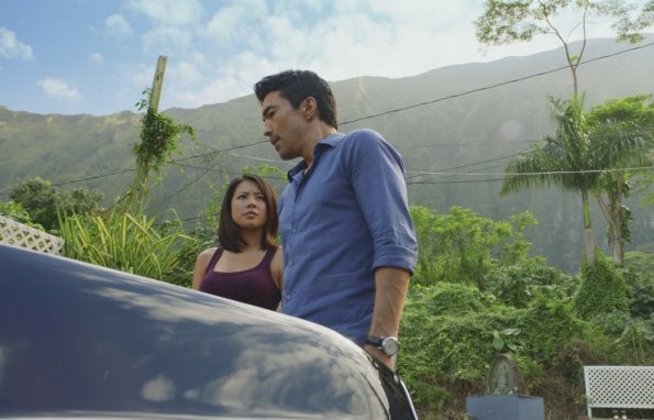 Adam (Ian Anthony Dale) se trouve devant le coffre d'une voiture avec sa partenaire, Jessie (Christine Ko).