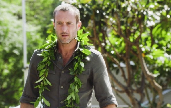 Steve McGarrett (Alex O'Loughlin) porte un collier de fleurs autour de son cou.