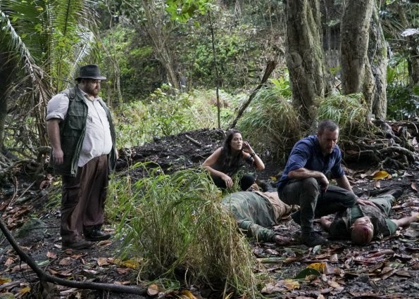 Steve (Alex O'Loughlin), Catherine (Michelle Borth) et Jerry (Jorge Garcia) viennent de découvrir deux corps dans la jungle...