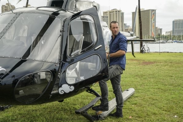 McGarrett (Alex O'Loughlin) s'apprête à monter dans l'hélicoptère...