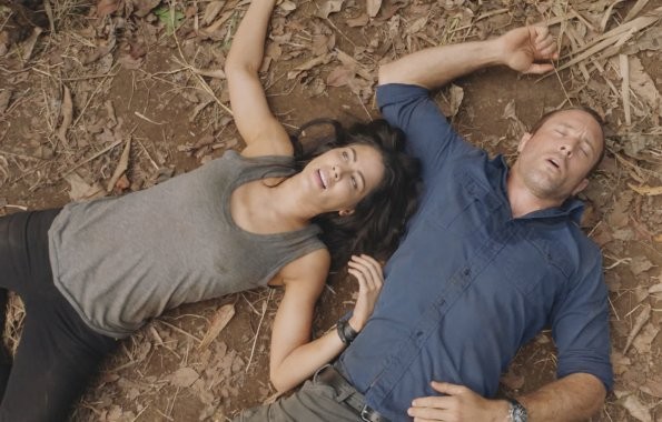 Catherine (Michelle Borth) et Steve (Alex O'Loughlin) viennent de s'écrouler sur le sol en pleine jungle.