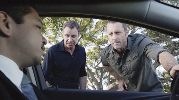 Harry Langford (Chris Vance) & Steve McGarrett (Alex O'Loughlin) discutent avec un homme asiatique qui se trouve dans sa voiture.