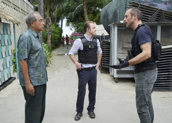 Steve (Alex O'Loughlin) demande des explications à Duke (Dennis Chun).