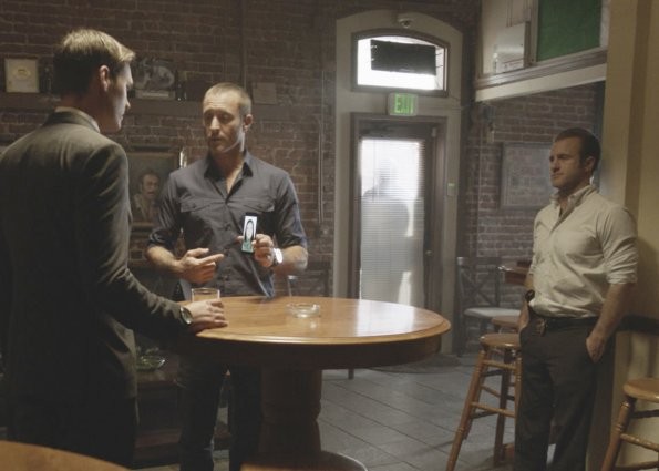 Steve (Alex O'Loughlin) & Danny (Scott Caan) interrogent Conor Boyle (Bryce McBratnie) concernant le meurtre de son père. McGarrett lui montre une photo sur son téléphone.