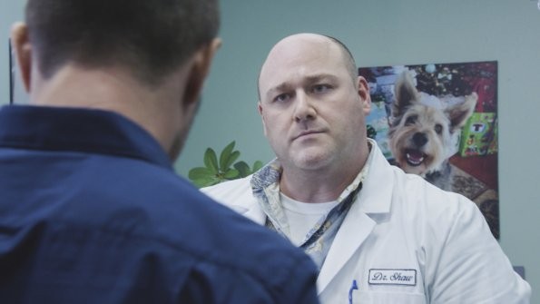 Dr. Shaw (Will Sasso), vétérinaire d'Eddie.