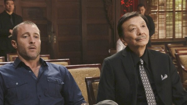 Steve McGarrett (Alex O'Loughlin) & Jin Leung (James Hong) sont assis côte à côte.