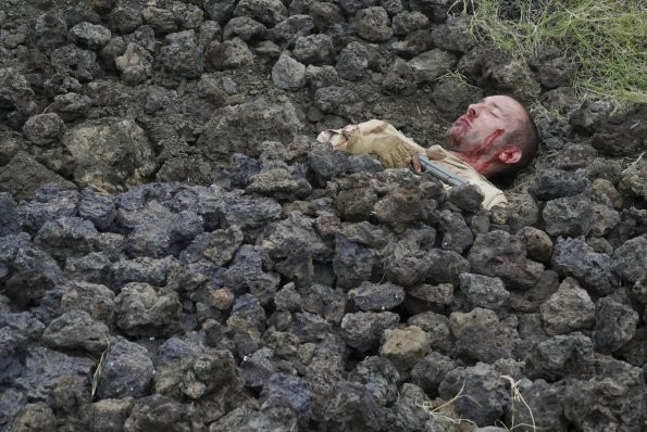 Steve McGarrett (Alex O'Loughlin) est enseveli sous plusieurs pierres, inconscient...