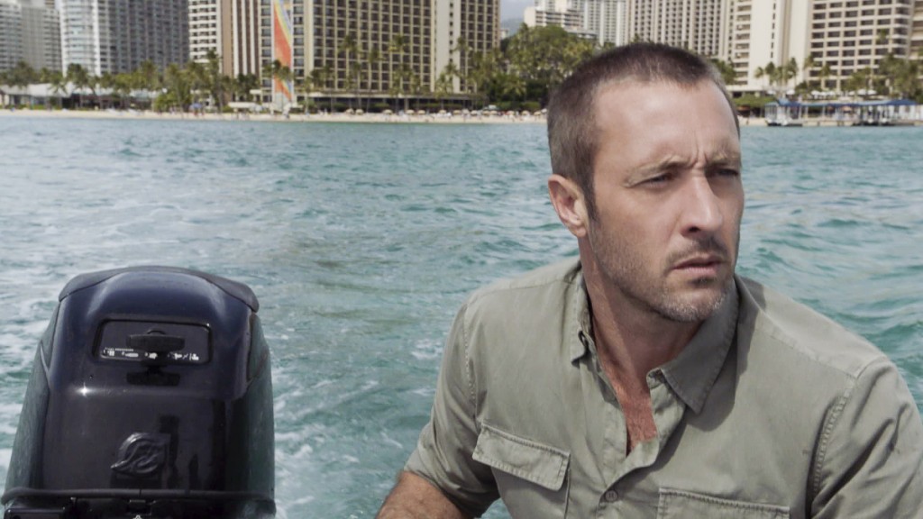Steve (Alex O'Loughlin) se trouve sur un petit bateau en plein milieu de l'océan.