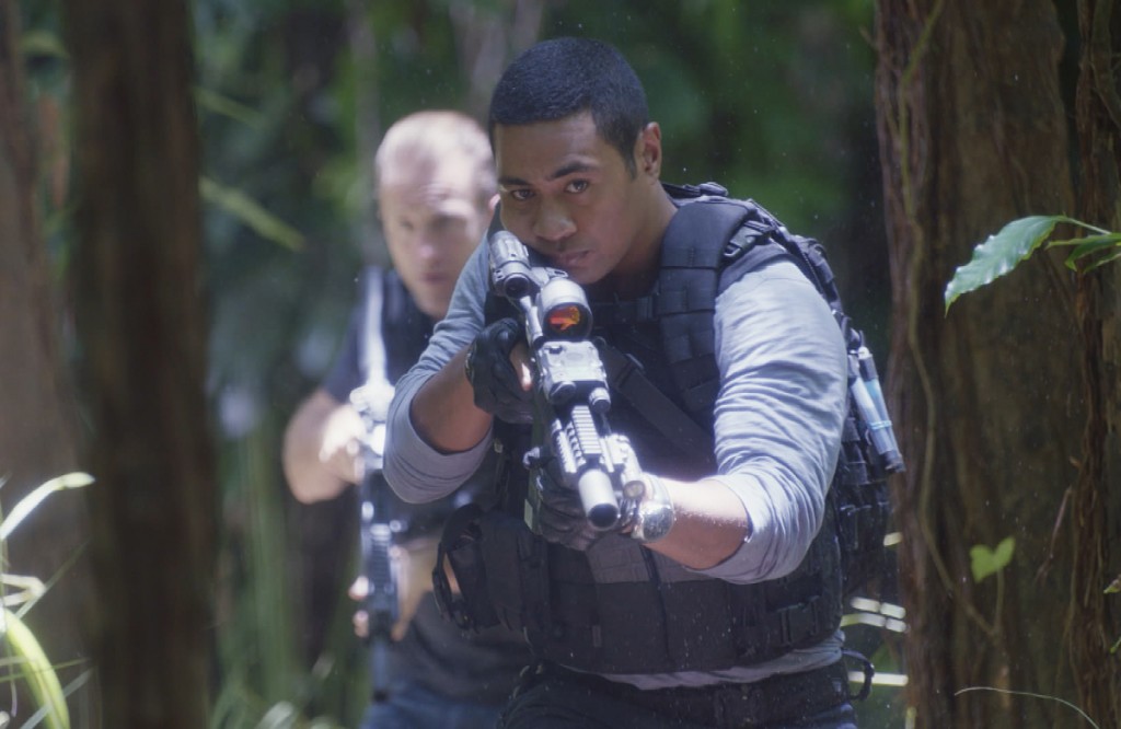 Junior (Beulah Koale) pointe son arme afin de rester sur ses gardes.