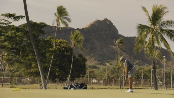 Malgré la chaleur qui est très pesante, Grover (Chi McBride) continue de jouer à son sport favori : le golf.