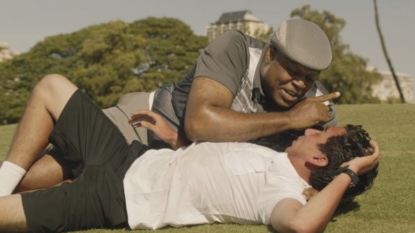 Alors que Gary (Andrew Puente) vient de s'endormir sur le terrain de golf à cause de la chaleur, Grover (Chi McBride) est en train de le réveiller à sa manière...