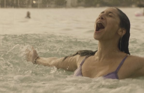 Alors qu'elle se baigne dans l'océan, Tani (Meaghan Rath) est heureuse quand il se met à pleuvoir.