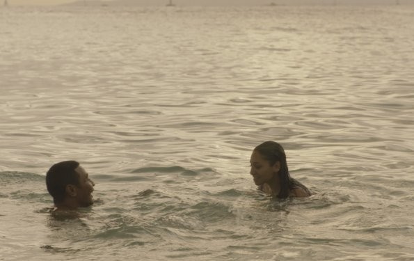 Avec la canicule qui frappe Oahu, Junior (Beulah Koale) et Tani (Meaghan Rath) en profitent pour se baigner dans l'océan.