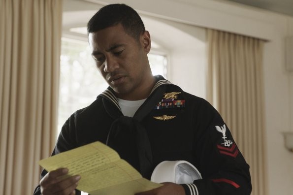 Junior Reigns lit une lettre provenant du soldat décédé.