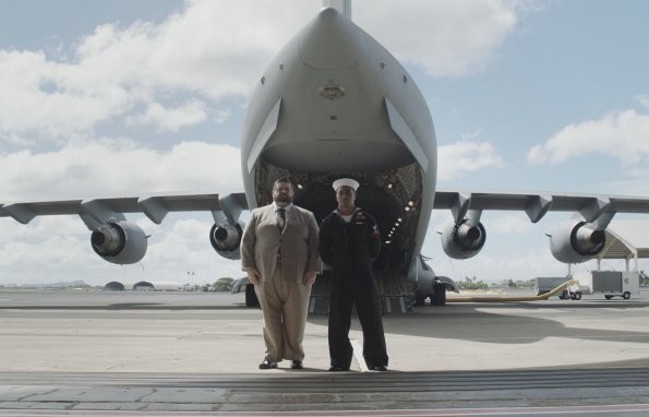 Jerry & Junior se trouvent devant l'avion militaire.