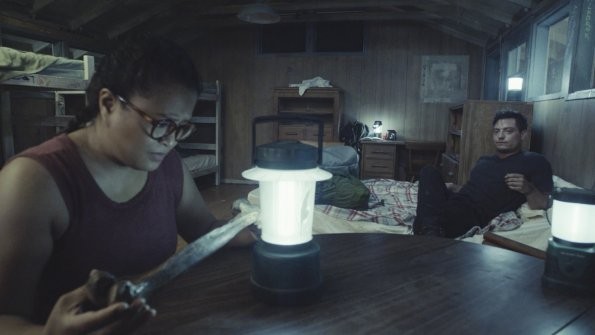 Noelani (Kimee Balmilero) examine un ossement humain sous le regard du technicien de laboratoire, Eric Russo (Andrew Lawrence).