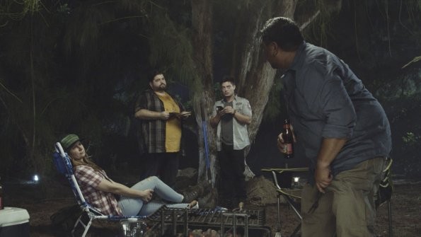 Jerry et ses amis dont Eric Russo (Andrew Lawrence) sont en train de camper en pleine nuit dans une forêt.