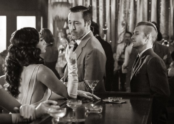 Dans un bar, Steven McGarrett (Alex O'Loughlin) & Milton Cooper (Scott Caan) viennent à la rencontre de Alexa Alana (Meaghan Rath) qui est en train de fumer.
