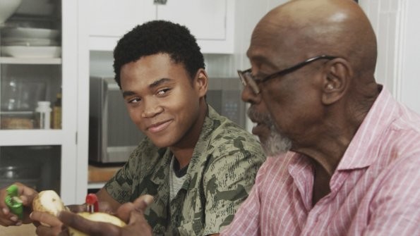 Will Grover regarde son grand-père en souriant.