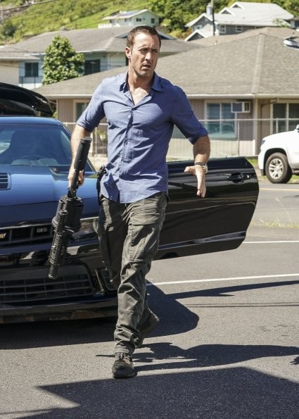 Steve McGarrett (Alex O'Loughlin) tient dans sa main un Flash-ball qui est une arme conçue pour ne pas pouvoir tuer.