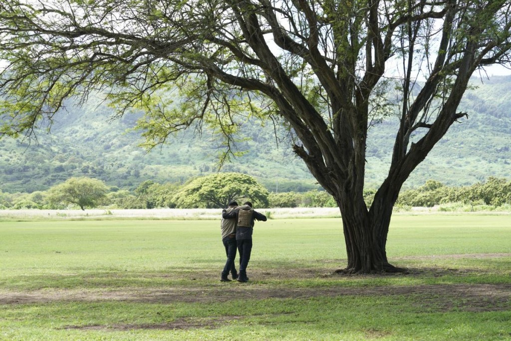 Steve (Alex O'Loughlin) aide Joe White (Terry O'Quinn) à marcher jusqu’à l'arbre. 