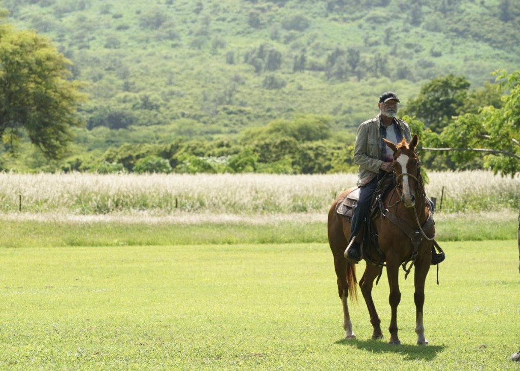 Joe White (Terry O'Quinn) sur un cheval.