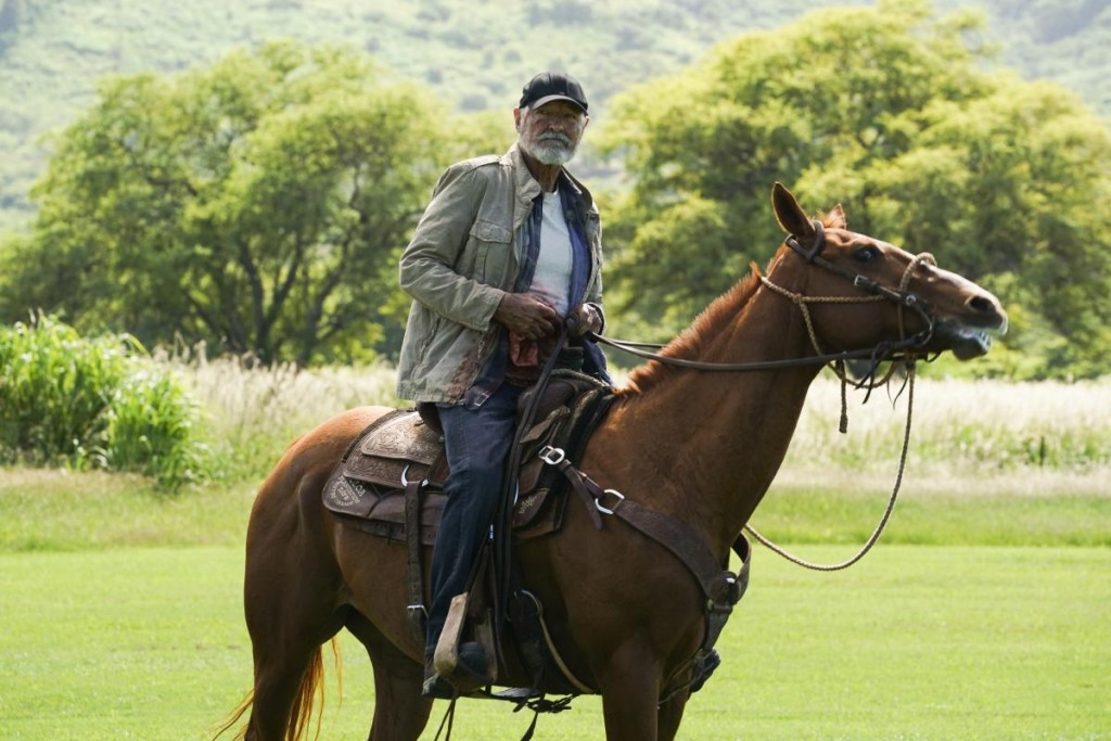 Alors qu'il est blessé à l'abdomen, Joe White (Terry O'Quinn) se trouve sur un cheval.