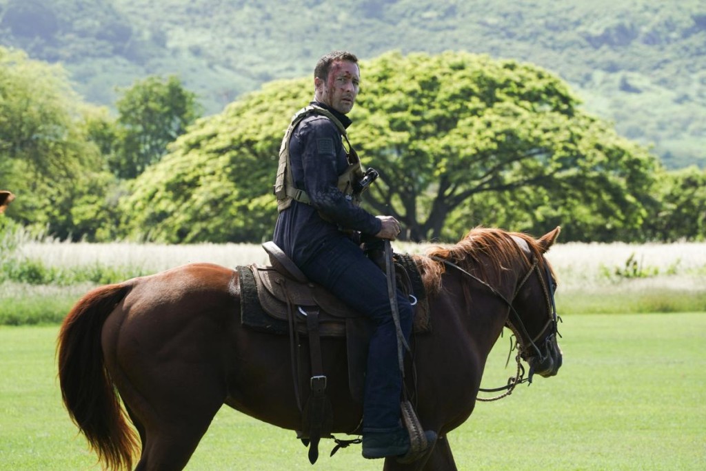 Steve McGarrett (Alex O'Loughlin) se trouve dans le Montana sur un cheval.
