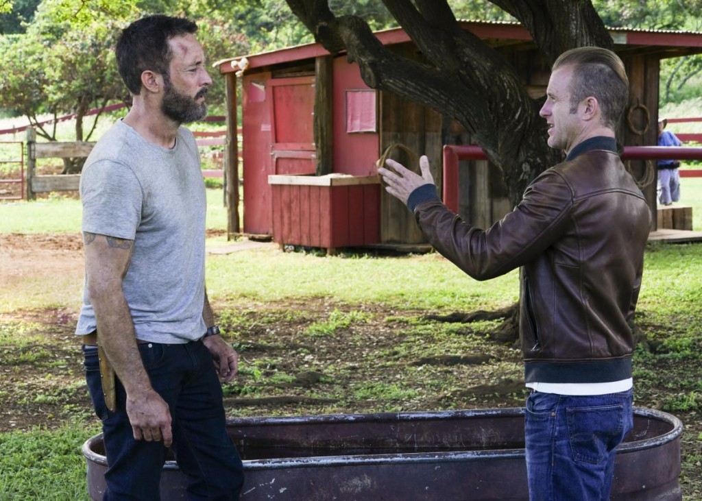 Danny (Scott Caan) vient de rejoindre McGarrett (Alex O'Loughlin) dans le Montana. Ils discutent ensemble.