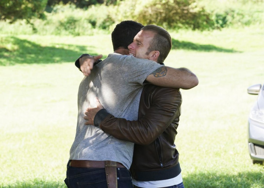 Danny (Scott Caan) réconforte son partenaire, McGarrett (Alex O'Loughlin), après la perte d'un membre de sa famille...
